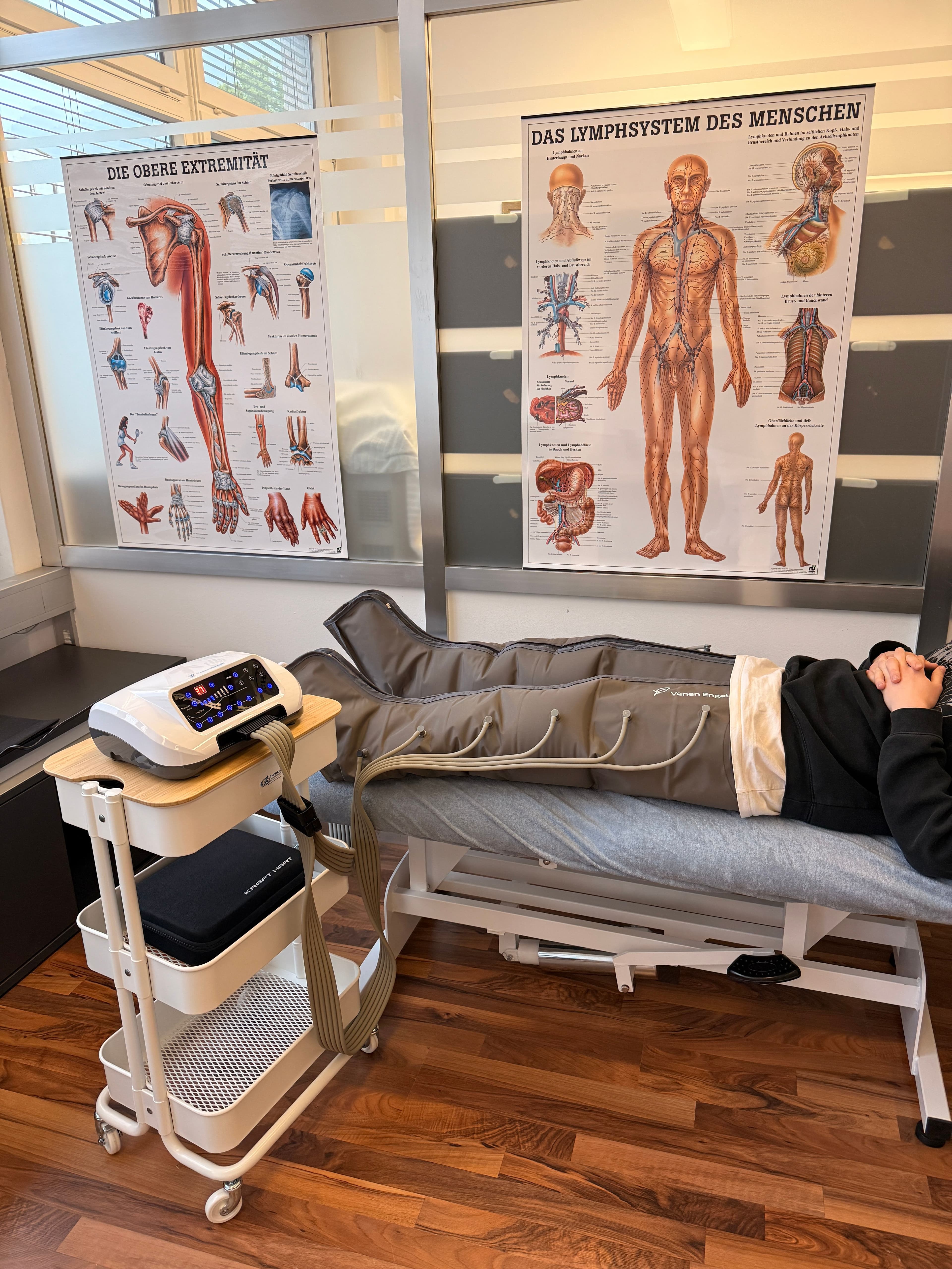Intermittierende pneumatische Kompression bei Theraist Physiotherapie in Bludenz mit Luftkammermanschetten zur unterstützenden Behandlung von Schwellungen und Lymphödemen